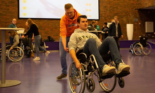Studenten doen een rolstoel wheelie tijdens de Challengedag IP - opleidingen Fysiotherapie, Verpleegkunde en Vaktherpapie | Hogeschool Leiden