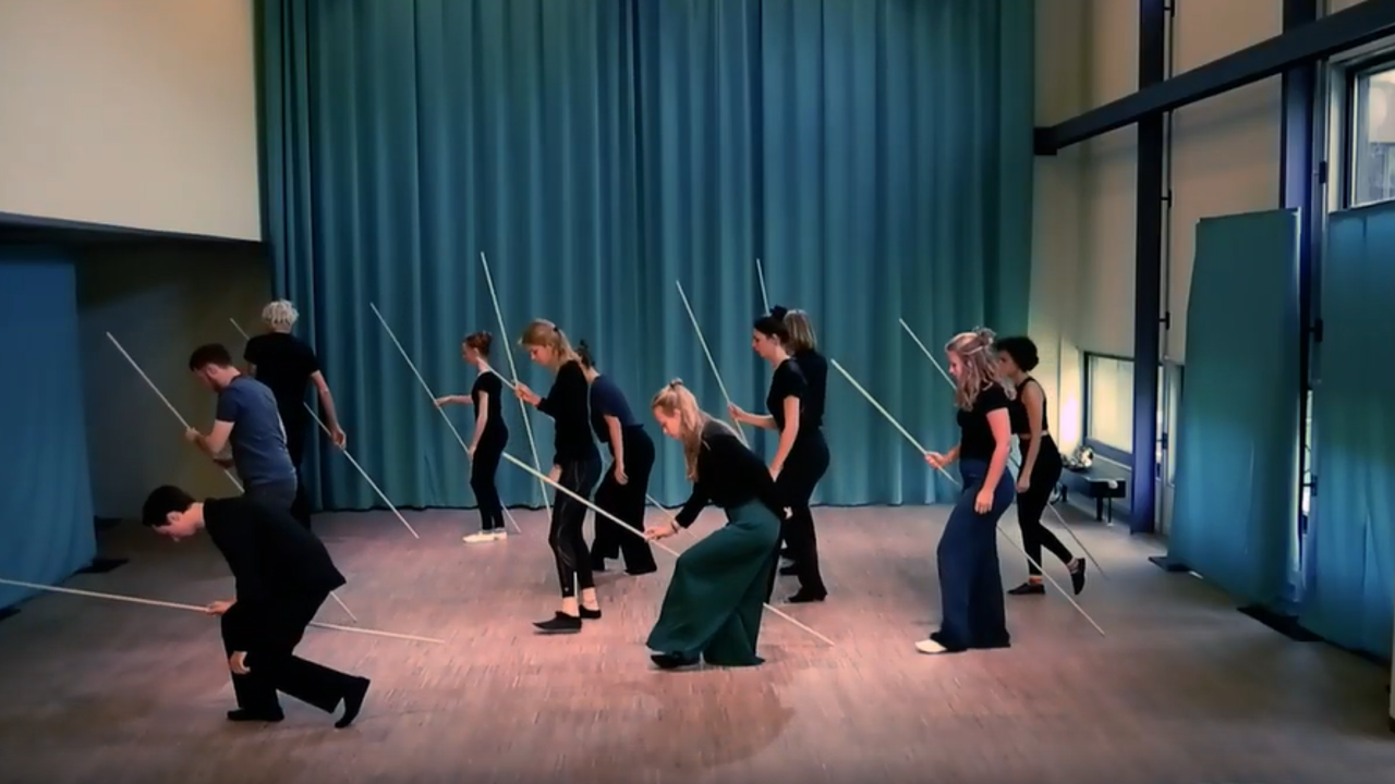 Afbeelding uit video  | Studenten dansen met attributen