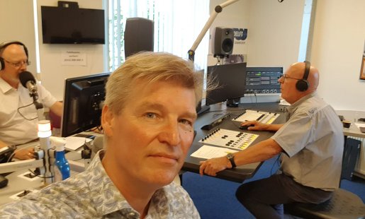 Hans Henseler (midden) in de studio van Stadsradio Delft