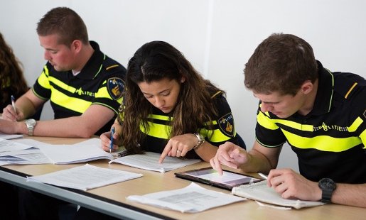 Studenten politieacademie leren gebruik te maken van de mobile telefoon en apps