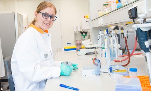 Student doet onderzoek in het Leiden Centre for Applied Bioscience