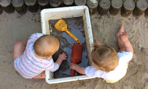Kinderen spelen met zand en water