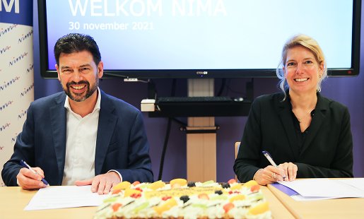Links: Rob van Vroenhoven (Business Unit Manager Exams - NIMA). Rechts: Marjet van Weeren (onderwijsmanager Commerciële Economie)