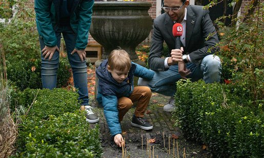 Foto kinderen planten tulpenbollen