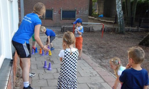 Kinderen in beweging op het schoolplein