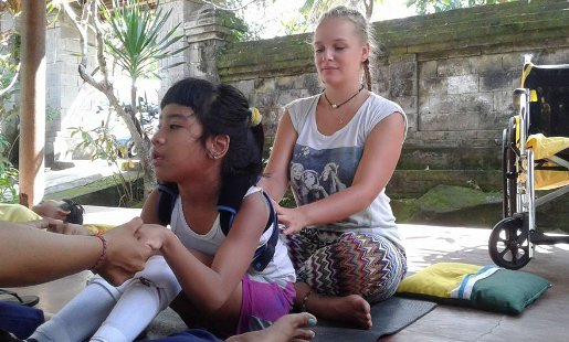Yentel, student Sociaal Werk, helpt een cliënt tijdens haar stage in Indonesië