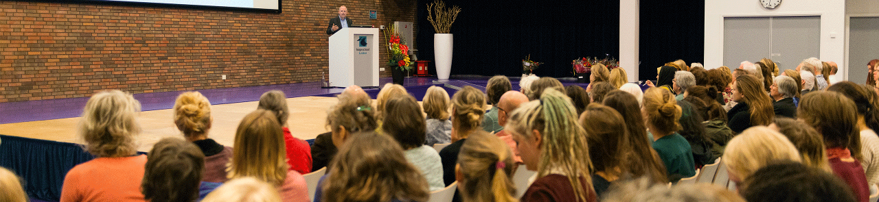 Erik Baars lector Antroposofische Gezondheidszorg spreekt de zaal toe tijdens een symposium