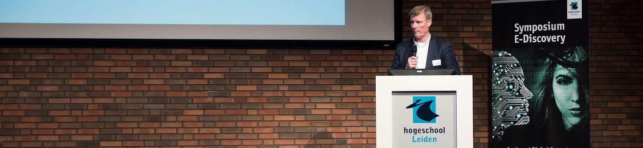 Lector Hans Hensler spreekt tijdens het Symposium E-Discovery 2019.