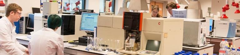 Studenten druk bezig in het laboratorium