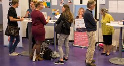 Kennismarkt tijdens de conferentie armoede en schulden in Leiden