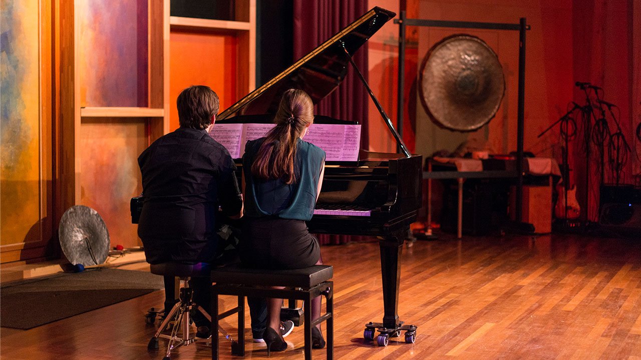 Duo piano-uitvoering door studenten opleiding Docent Muziek.
