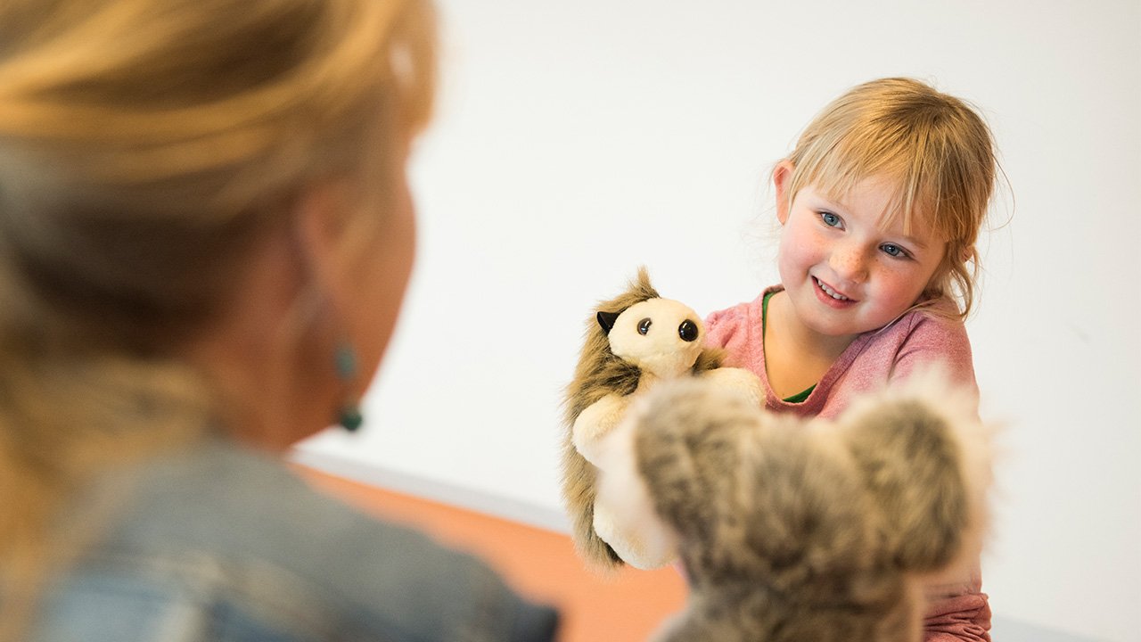 Spraak- en dramatherapie voor kinderen met knuffelbeesten.