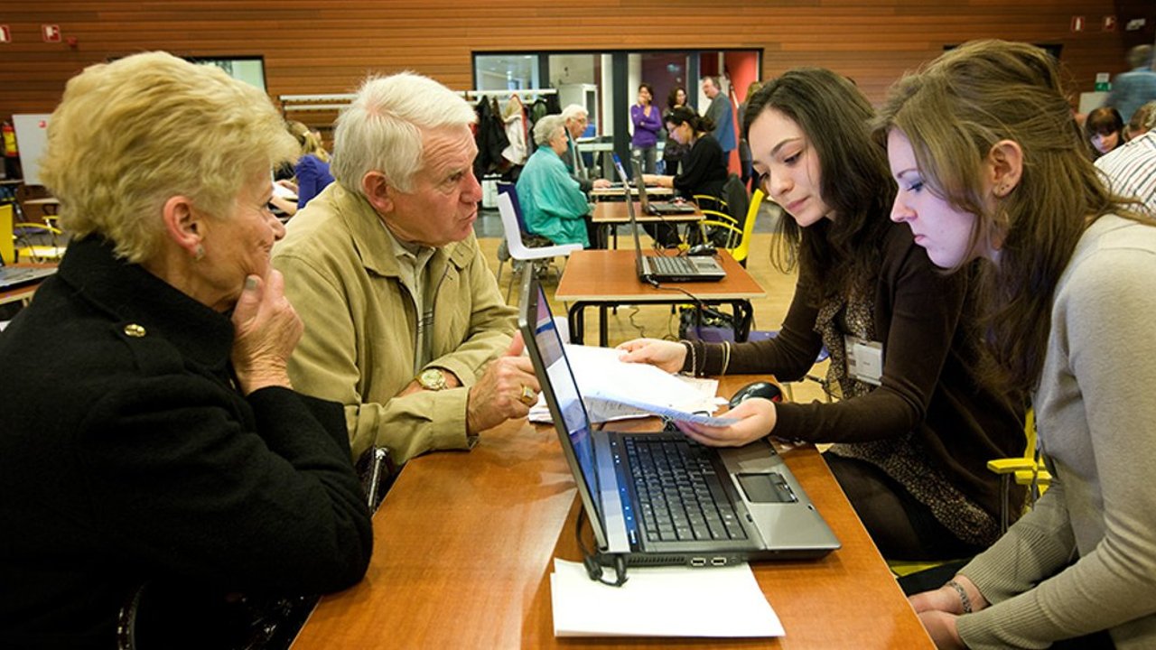 Studenten SJD helpen ouderen met belastingaangifte.