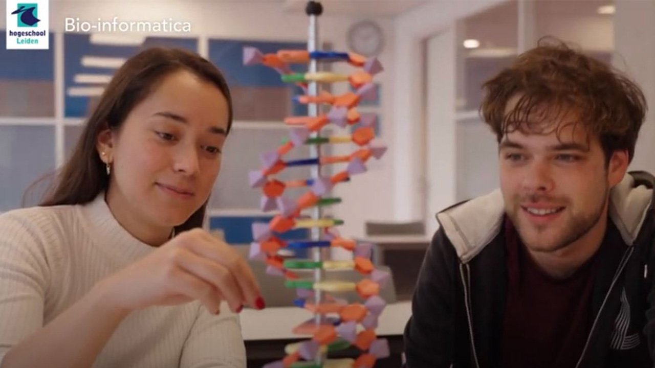 Student Joyce vertelt over haar ervaringen bij de opleiding Bio-informatica in Leiden.