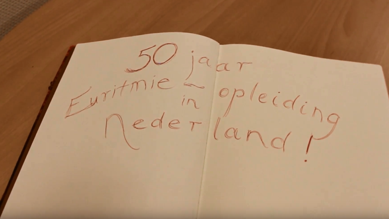 Foto van een boek met de tekst : 50 jaar Euritmie opleiding in Nederland