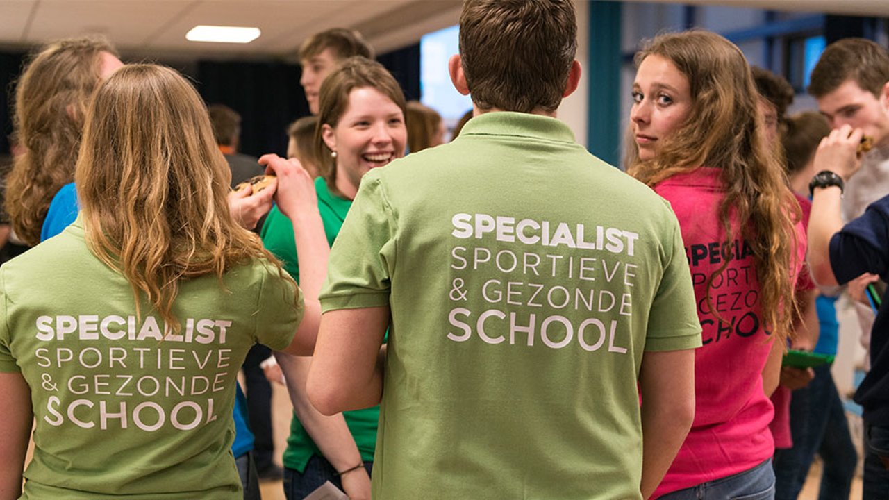 Studenten met t-shirts specialist sportieve & gezonde school.
