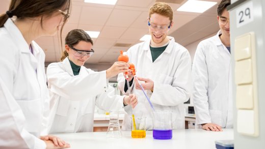 Studenten Biologie en Medisch Laboratoriumonderzoek Hogeschool Leiden doen proef in laboratorium
