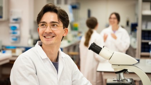 Biologie Medisch Laboratoriumonderzoek student in les met microscoop