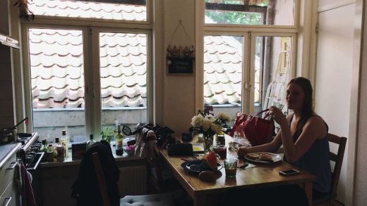Foto van Lisa in haar keuken