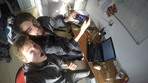 Foto van Mathijs en Pieter die hun gopro uitproberen