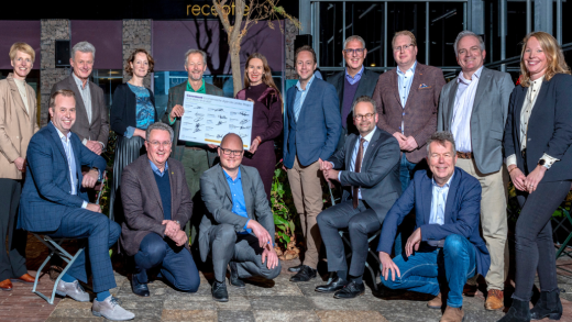 Wethouder Fleur Spijker (achterste rij, midden) en de partners van Economie071