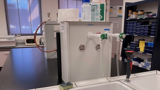 Foto van een lab met een afgedopte kraan
