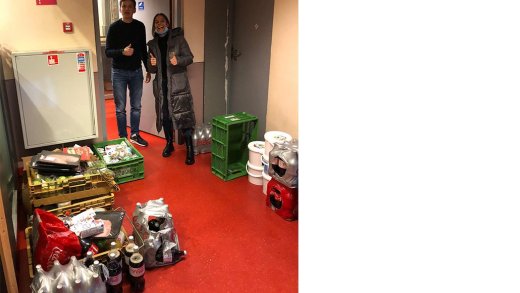 medewerker van het daklozen centrum en Ricki