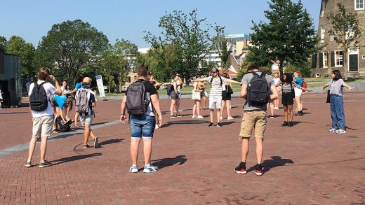 Verschillende studenten staan in een circel voor de EL-CID