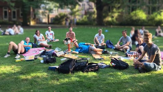 Groepsfoto in een park tijdens de EL CID