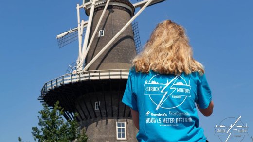Afbeelding van de benoemde struck by mentor shirt