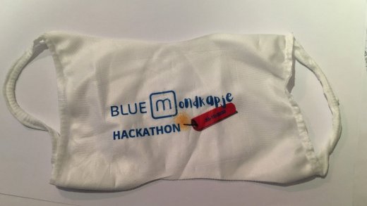foto van een masker waarop staat: blue mondkapje hackathon 26-10-2020