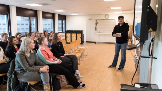 Docent geeft les aan zijn studenten