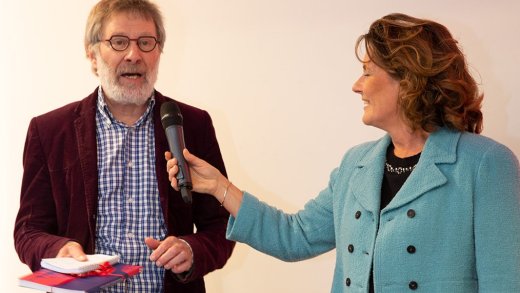 Onthulling Leidse Canon door Angelien Sanderman en Jaap van der Stel