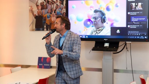 Opleidingsmanager Quinten Rijnja en Piet-Hein van der Ploeg als radio-dj