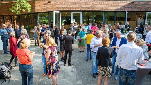 Foto van de mensen aanwezig bij de borrel na de startbijeenkomst