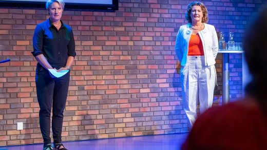 Frowine den Oudendammer en Angelien Sanderman presenteren aan het publiek