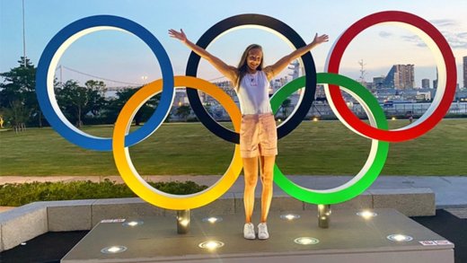 Katja in Tokyo voor het olympische spelen logo