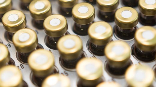 bovenkant reageerbuisjes in rek met gouden dopjes