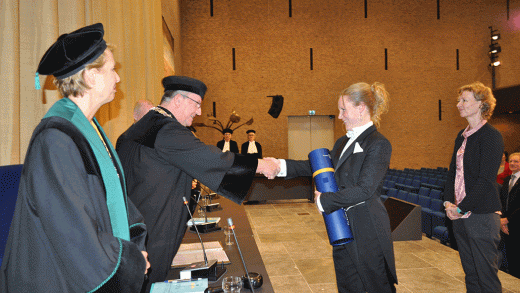 foto van Evi Koster tijdens haar promotieceremonie 