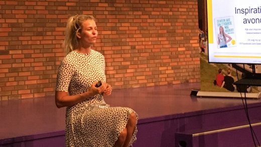 foto van Leonie tijdens een presentatie