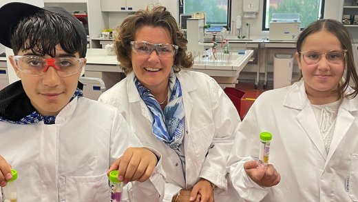 foto van Dlovan, Angelien Sanderman en Khawla in een lab