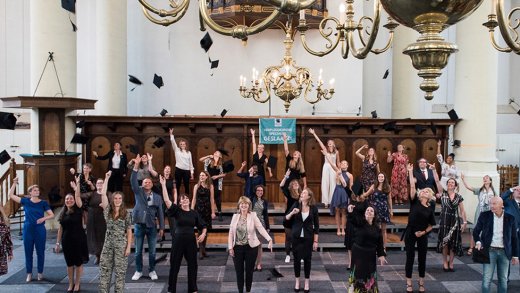 foto gemaakt tijdens een diplomering in de Hooglandse Kerk