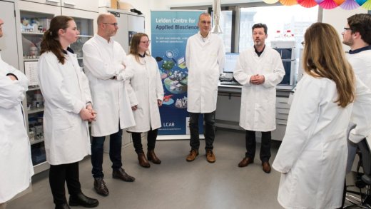foto van groep studenten in een lab