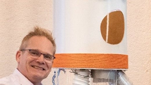 foto van Remy Verbeek met zijn ontwerp voor Tussen Trash & Cash