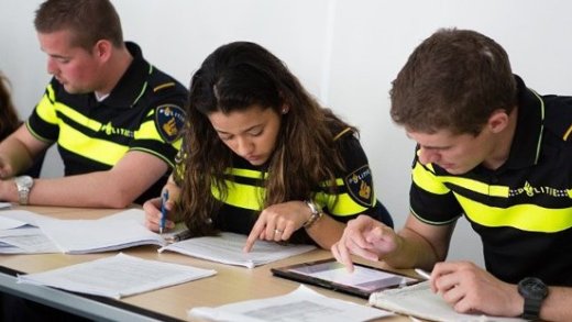 foto van politieagenten in de leer