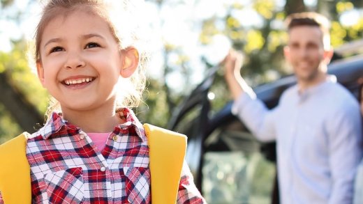 meisje van dichtbij met beide ouders op achtergrond