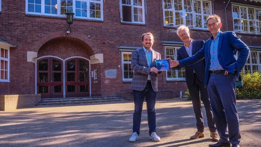 Onderzoeker Wouter Modderkolk (links) overhandigt het eerste exemplaar van het boekje Waarde(n)vol Toetsen op de Vrijeschool aan Gijs van Lennep (rector Stichtse Vrije School) en Allert de Geus (bestuurder van de SGVVS).