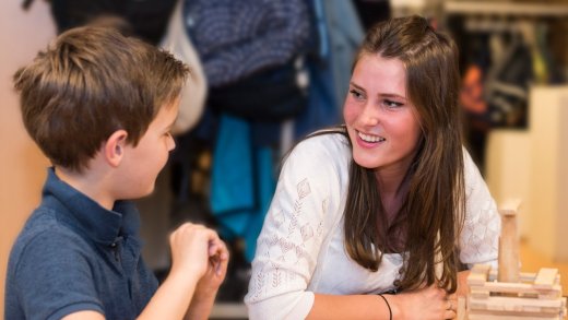 Pabo studente in gesprek met leerling