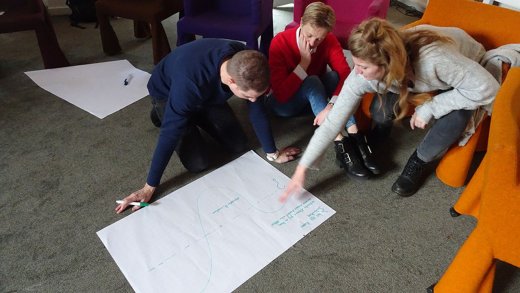 Deelnemers opleiding BTO3 overleggen een opdracht met elkaar