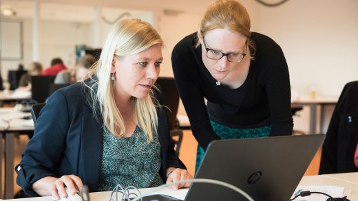 Cursisten helpen elkaar met opdracht PDG